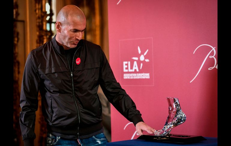 El ex futbolista francés Zinédine Zidane posa en París con una réplica en cristal de su pie izquierdo, obra de Baccarat, que pondrá a la venta 100 unidades, a 40 mil euros cada una, destinados a ELA, Asociación europea contra las leucodistrofias. AFP/S. De Sakutin