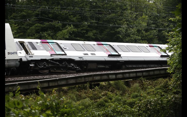 Tres vagones de un tren suburbano se volcaron en  Courcelle-sur-Yvettela, en la región parisina, debido a un deslizamiento de terreno provocado por intensas lluvias. Siete personas resultaron con heridas leves. AFP/G. Van Der Hasselt