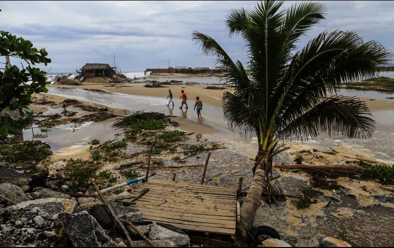 El SMN informó esta mañana que el huracán se localizó a 365 kilómetros al oeste-suroeste de Playa Perula, Jalisco y a 545 kilómetros al sur-sureste de Cabo San Lucas. EFE / D. Guzmán