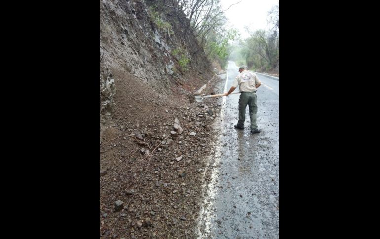 La unidad de Protección Civil en Jalisco atendió un derrumbe en la carretera federal 80 provocado por las lluvias generadas por el huracán. TWITTER@PCJalisco