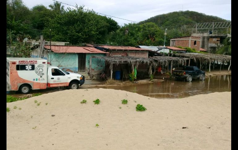 En Michoacán, ocho comunidades del municipio de Aquila tuvieron afectaciones menores en restaurantes playeros y algunas viviendas debido a que el mar penetró hasta 35 metros tierra adentro, informó Protección Civil. TWITTER@pcmichoacan