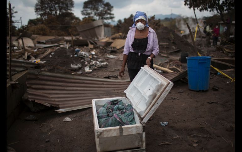 Eufemia Garcia Ixpata muestra a periodistas un refrigerador con lo que supone que son los huesos de su cuñado, encontrado en una casa en San Miguel Los Lotes, Guatemala, tras la erupción del volcán. AP/R. Abd