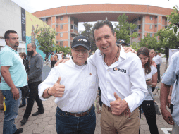 En la Unidad Fovissste, Lemus invitó a los ciudadanos a elegir las cinco vialidades prioritarias de la colonia para su reencarpetamiento. TWITTER / @PabloLemusN