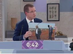 Anaya presentó una cartulina en su participación en el tercer debate en donde aparece AMLO junto al ingeniero Rioboó. YOUTUBE