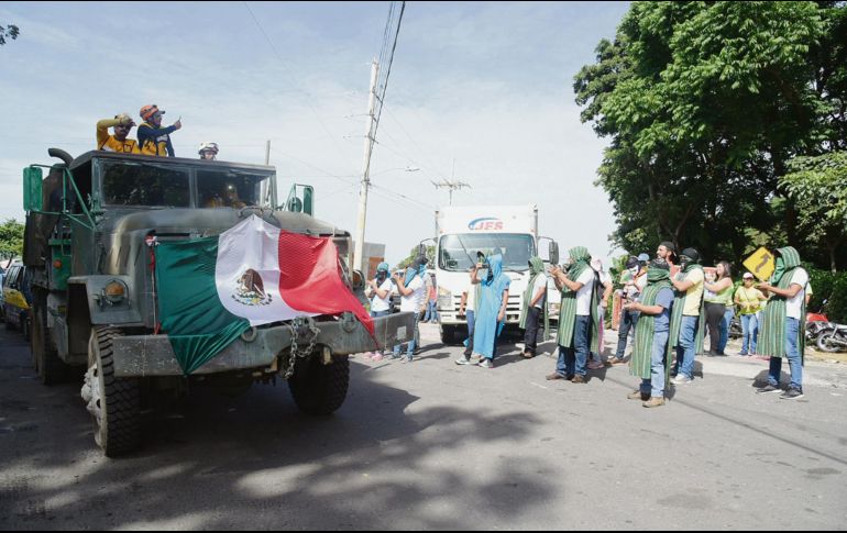 Reconocimiento. Guatemaltecos aplauden la llegada de brigadistas mexicanos para apoyar en las labores de rescate. EFE