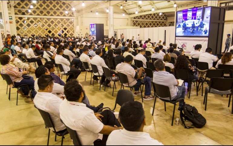 Ciudadanos observan el tercer debate presidencial en las pantallas colocadas en el Centro de Convenciones Siglo XXI, en Mérida. NTX/J. Pazos
