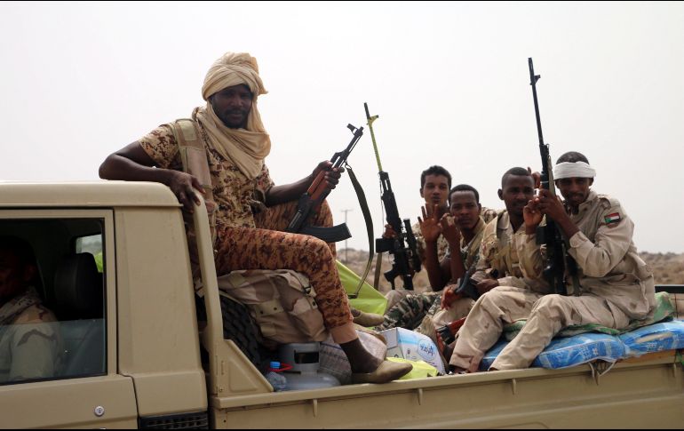 Las fuerzas combatientes sudanesas se reúnen con la coalición liderada por los saudíes en Yemen, a las afueras de la ciudad de Al Hudeida. EFE/N. Almahboobi
