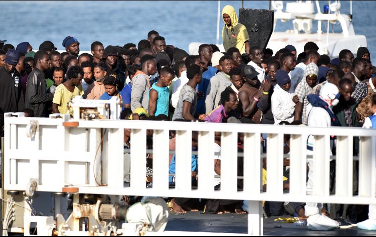 En este caso, Italia no ha puesto dificultades a la llegada de estos inmigrantes al tratarse de un barco de la Guardia Costera italiana. AFP/G. Insolino