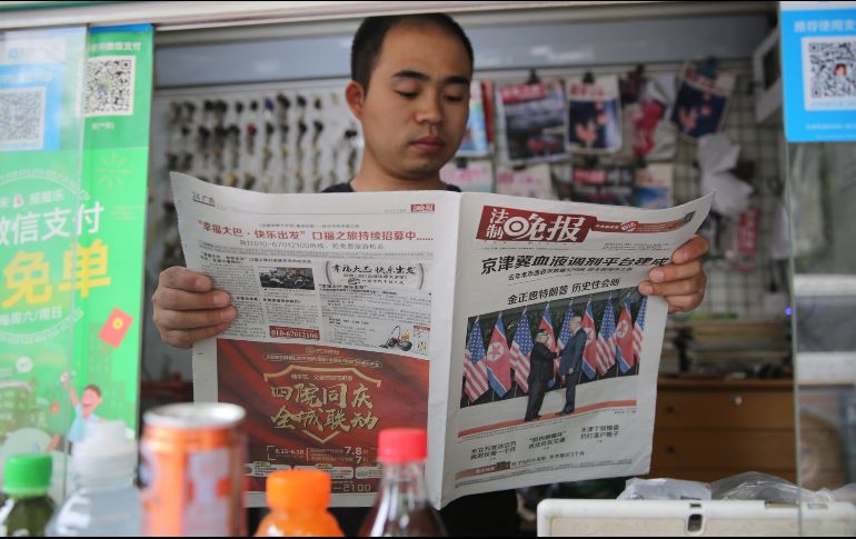Un ciudadano ojea un periódico que lleva en su portada la histórica reunión entre el presidente de EU, Donald J. Trump., y el líder norcoreano, Kim Jong-un, en Singapur. EFE/W. Hong