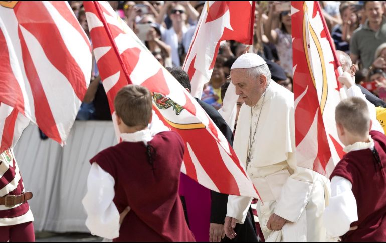 El Papa Francisco (2-d) a su llegada a la audiencia general de los miércoles en la Plaza de San Pedro del Vaticano. EFE/C. Peri