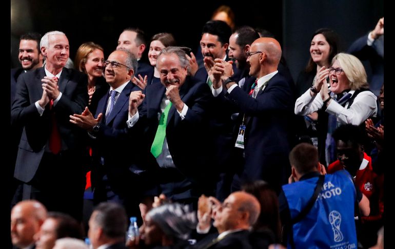 Delegados de México, Canadá y Estados Unidos celebran tras anunciarse que serán los anfitriones del Mundial de Futbol de 2026, durante el congreso de la FIFA en Moscú, Rusia. AP/P. Golovkin