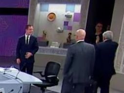 AMLO se despide de mano tras debate, excepto de Anaya