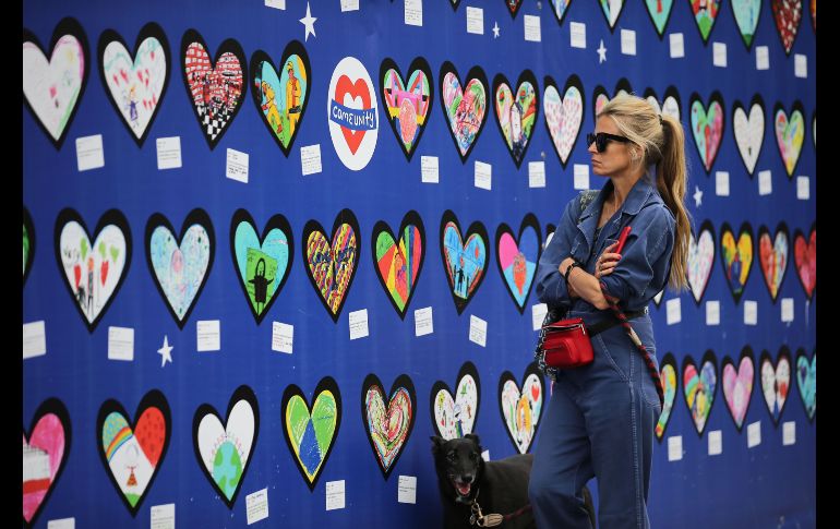 Una mujer mira mensajes y tributos en memoria de las víctimas de la torre Grenfell, en el primer aniversario de la tragedia, en Londres, Inglaterra. El incendio de la torre costó la vida a 71 personas. AFP/D. Leal-Olivas