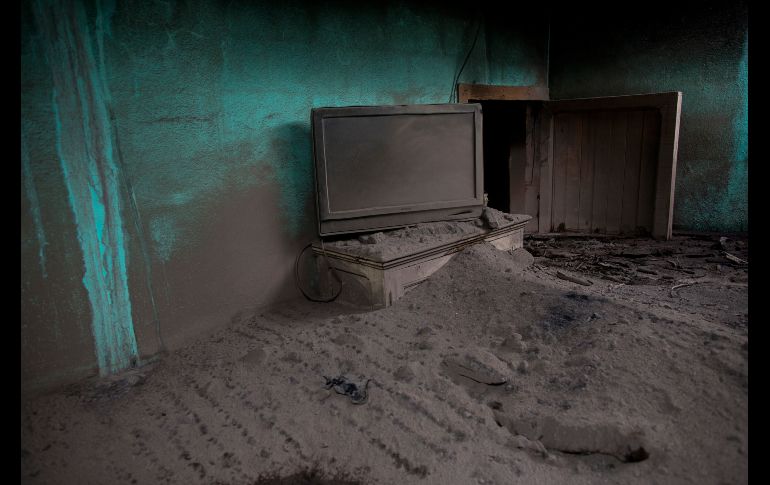 Una televisión sobresale en una sala cubierta de cenizas.