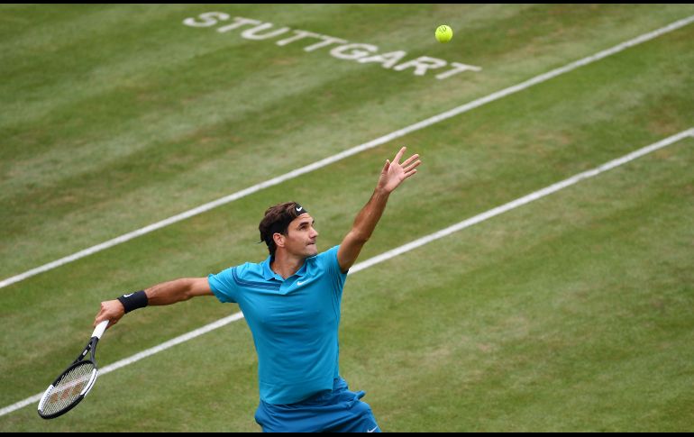 El suizo Roger Federer juega en partido de la Copa Mercedes en la ciudad alemana de Stuttgart. AFP/DPA/M. Murat