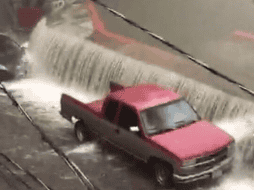 Cuerpos de seguridad y emergencia se encuentran en la zona para atender la contingencia. TWITTER / @PC_GTO