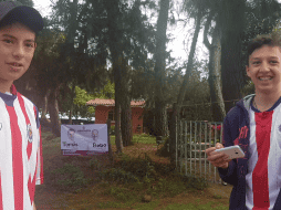 El par de jóvenes aficionados esperó la llegada del equipo durante casi cuatro horas. EL INFORMADOR / A. Ramírez