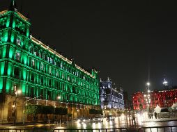 Paseantes pudieron apreciar el verde, blanco y rojo, los colores de la bandera del país, a pesar de la lluvia. EFE/Gobierno de la Ciudad de México
