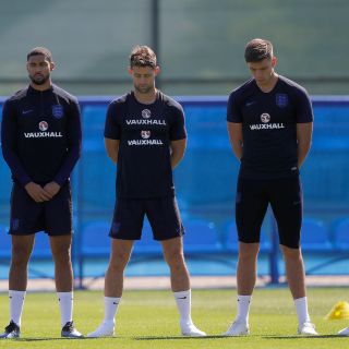 Selección inglesa honra a víctimas del incendio en la torre Grenfell