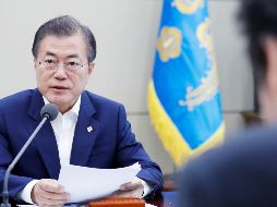 El presidente surcoreano, Moon Jae-in (izq), preside una reunión del Consejo de Seguridad Nacional en Seúl. EFE/CORTESÍA