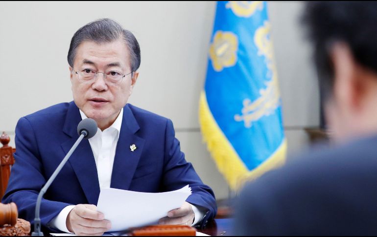El presidente surcoreano, Moon Jae-in (izq), preside una reunión del Consejo de Seguridad Nacional en Seúl. EFE/CORTESÍA