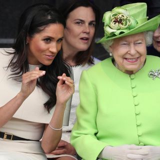 Meghan acompaña por primera vez a Isabel II en una visita oficial