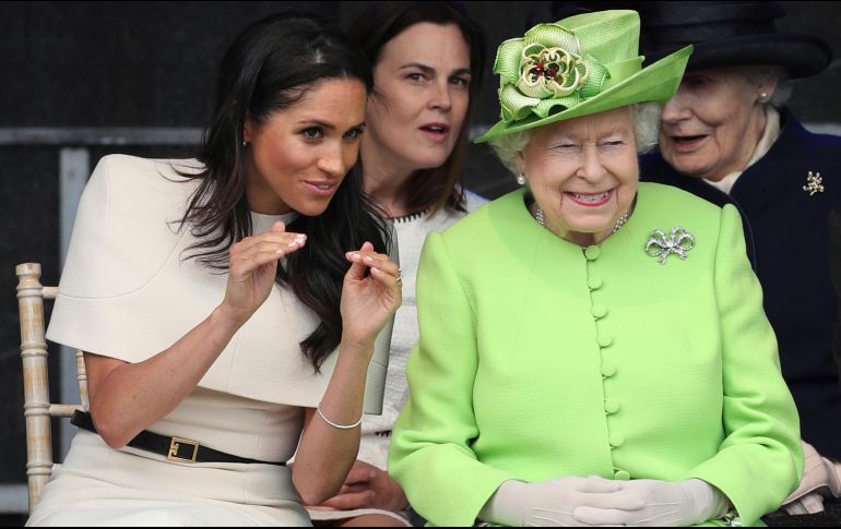 La reina lució un conjunto en color verde pistacho con un sombrero a juego, mientras que Meghan se decantó por un traje color hueso de Givenchy. AP/D. Lawson