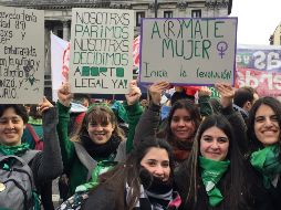 Miles a favor y en contra del aborto se reúnen en sectores distintos cerca del Parlamento durante las 22 horas que duró el debate. NTX / C. González