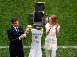 La actual copa está hecha de oro de 18 quilates con una base de malaquita y representa a dos figuras humanas sosteniendo la Tierra. AP / D. Bandic