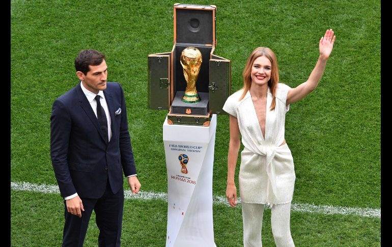 La modelo rusa Natalia Vodianova (der.) y el portero español Iker Casilllas fueron los encargados de llevar el trofeo de la Copa del Mundo a la ceremonia inaugural. AFP / M. Anotnov