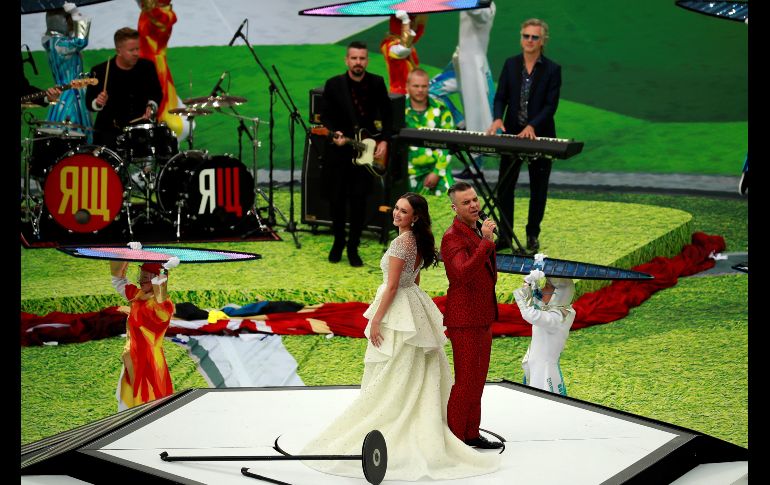 Robbie Williams vino a ponerle ritmo a esta inauguración cantando junto a la soprano Aída Ga.rifullina. EFE / J. Méndez