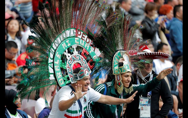 La afición mexicana también cumple con su papel en la tribuna del estadio Luzhniki desde el primer encuentro. EFE / Lavandeira