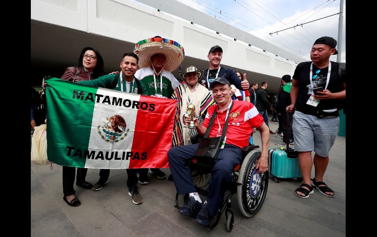 Este grupo de aficionados provenientes de Tamaulipas fueron captados en las inmediaciones del estadio. EFE / J. Méndez