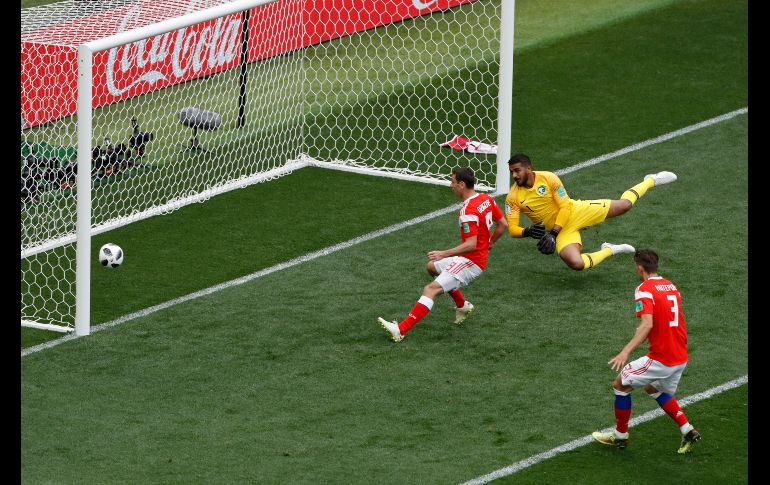 Así cayó el primer gol del Mundial durante el partido Rusia vs Arabia Saudita. AP / D. Bandic