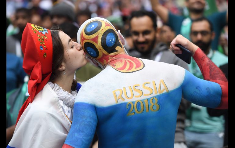 Fans rusos protagonizan una curiosa escena en la tribuna del estadio Luzhniki. AFP / P. Stollarz
