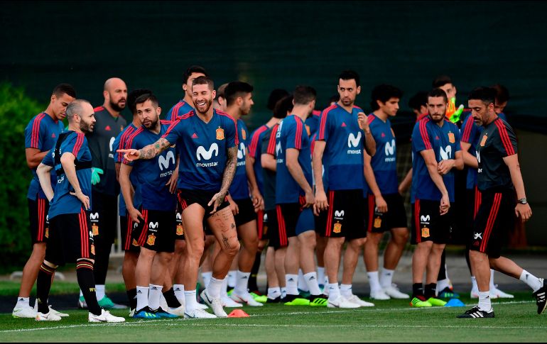 Pese a los días de tensión, el buen ambiente impera en la Selección española. AFP / P. Marcou