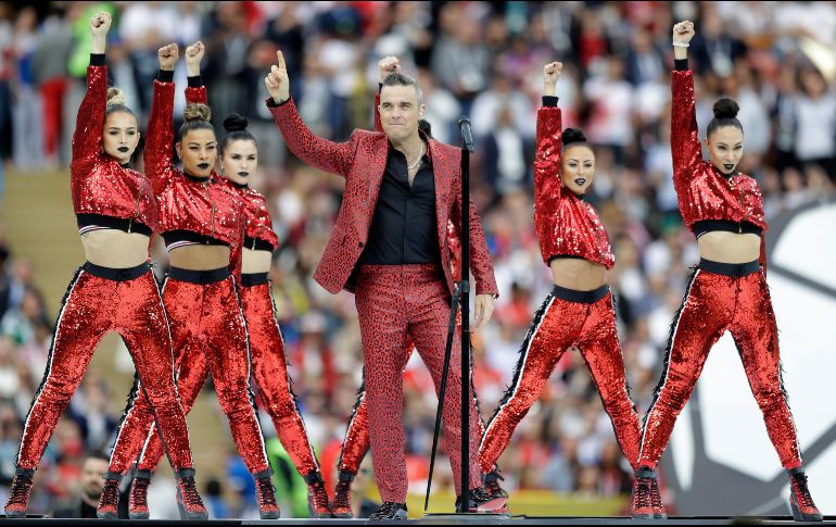 La estrella del pop británico Robbie Williams fue el encargado de animar la fiesta futbolera. AP / M. Schrader