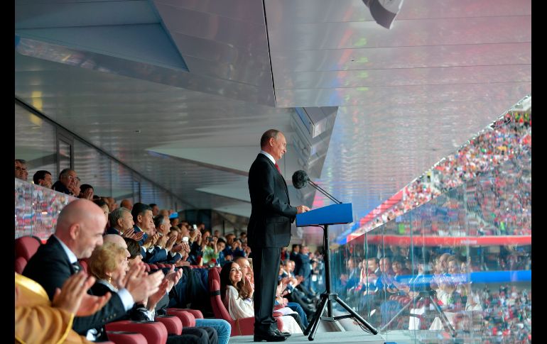 El presidente de Rusia, Vladimir Putin se dirige al mundo desde el palco de autoridades en el estadio Luzhniki. AP / A. Druzhinin