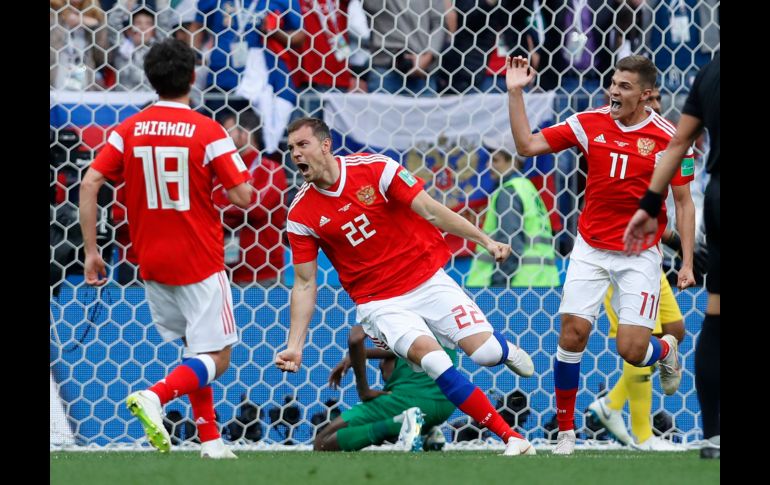 Artyom Dzyuba, de Rusia, celebra el tercer gol del partido contra Arabia Saudita. AP / H. Ammar