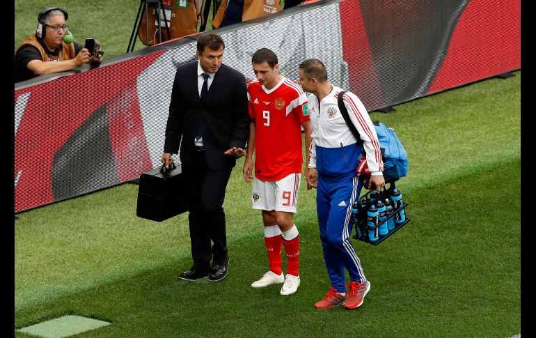 Rusia perdió a Dzagoev, uno de sus hombres más talentosos, al minuto 23 a causa de una lesión. AP / D. Bandic