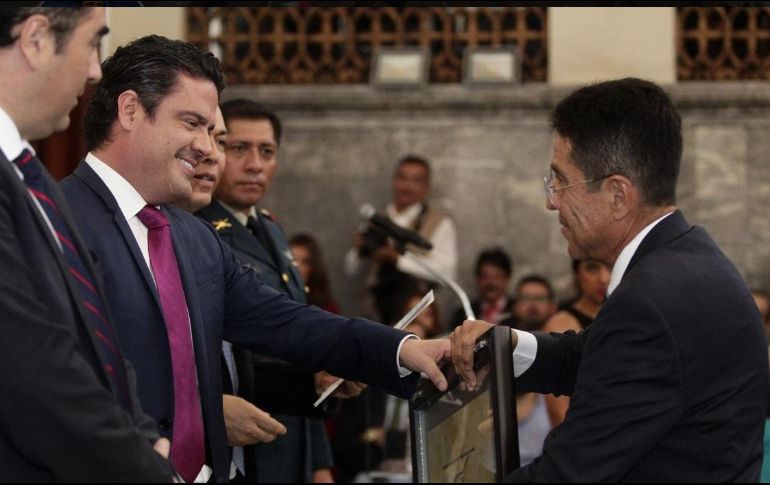 Aristóteles Sandoval, gobernador de Jalisco, entregó el premio en el Ex Recinto del Congreso de Palacio de Gobierno estatal. TWITTER / @AristotelesSD