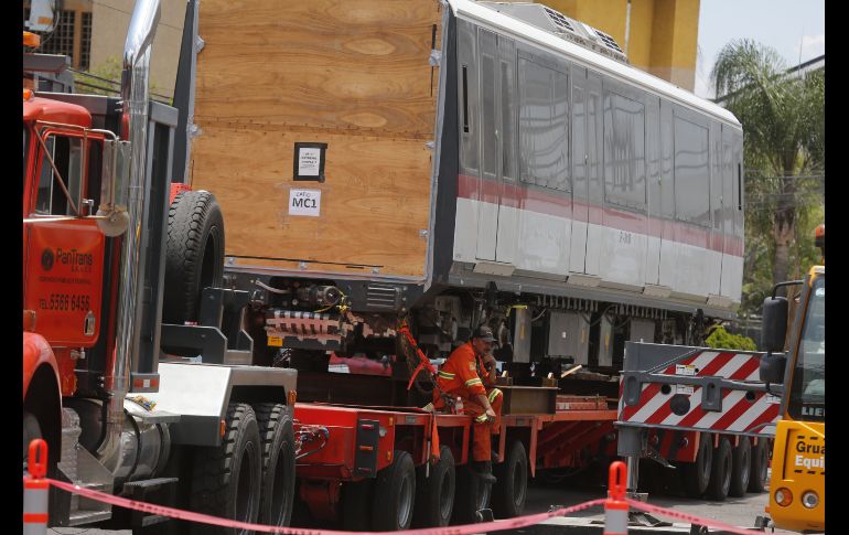 Los trenes fueron trasladados este jueves al sitio para realizar las primeras pruebas en el viaducto Zapopan-Guadalajara. EL INFORMADOR/G. Gallo