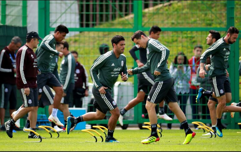 El delantero mexicano Carlos Vela aparece durante un entrenamiento del Tri en las instalaciones del club Dynamo de Moscú, previo a su debut ante Alemania el próximo domingo 17 de junio. EFE / J. Méndez