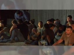 Al texano le preocupaba que las autoridades no le permitieran entregarle las pizzas a los inmigrantes, pero dos agentes lo escoltaron más allá del cerco policial. ESPECIAL