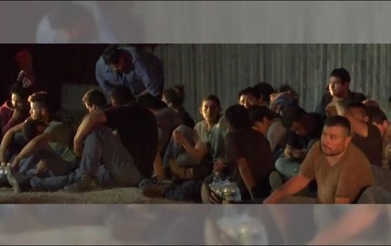 Al texano le preocupaba que las autoridades no le permitieran entregarle las pizzas a los inmigrantes, pero dos agentes lo escoltaron más allá del cerco policial. ESPECIAL