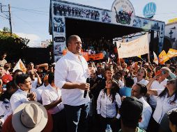 Alfaro invitó a la secretaria del Sindicato del DIF Guadalajara a participar en la revisión de los fondos de inversión del Ipejal. FACEBOOK / Enrique Alfaro Ramírez