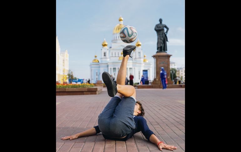 Saransk. Un ruso muestra sus habilidades afuera de la Catedral de San Teodoro Ushakov cerca del Fan Fest de la FIFA. EFE