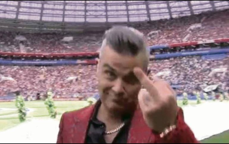 Robbie Williams hizo una seña obscena a los televidentes en la inauguración. ESPECIAL