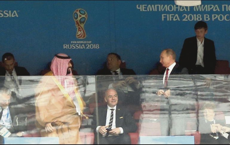 El presidente Vladimir Putin (der.) fue acompañado por el presidente de la FIFA, Gianni Infantino (centro) y el príncipe heredero de Arabia Saudi, Mohammad bin Salman (izq.). NTX