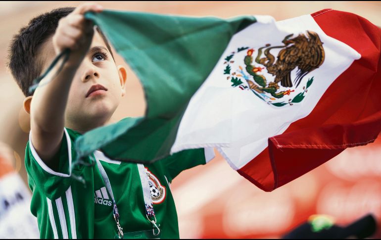 Un niño ondea la Bandera de México en el área Fan Fest previo al duelo de arranque del Mundial de Rusia 2018. EFE
